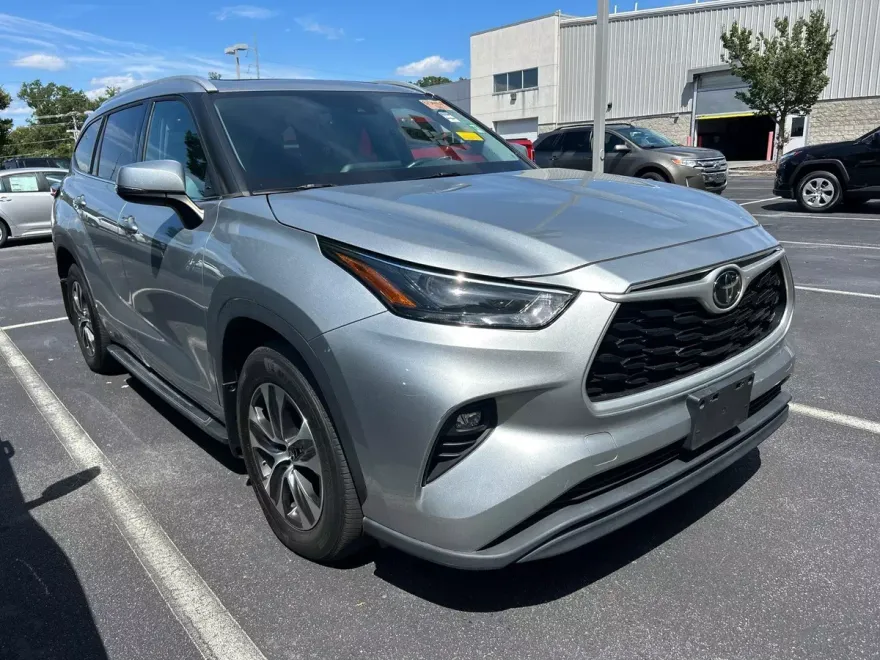 2022 Toyota Highlander XLE photo 1