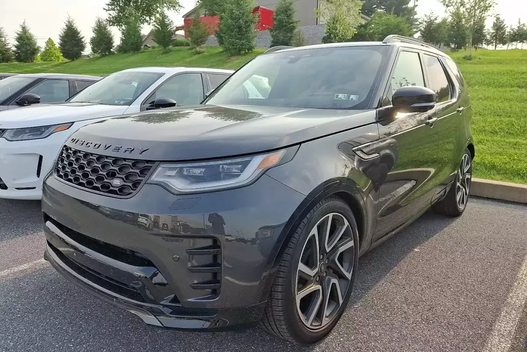 2024 Land Rover Discovery P300 Dynamic SE photo 1