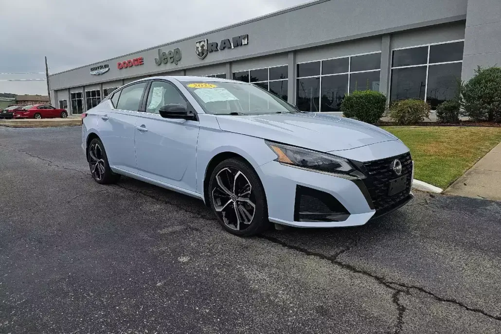 2023 Nissan Altima 2.5 SR photo 1