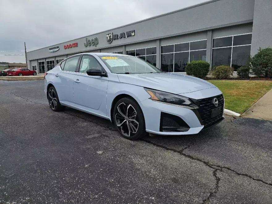 2023 Nissan Altima 2.5 SR photo 1