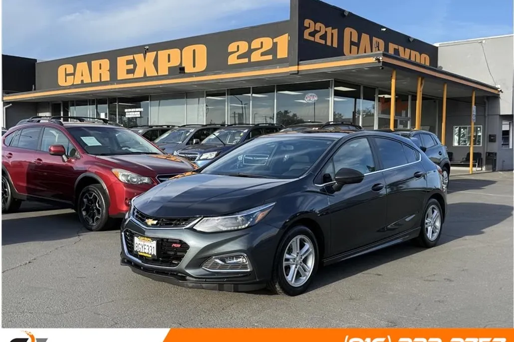 2017 Chevrolet Cruze LT photo 1