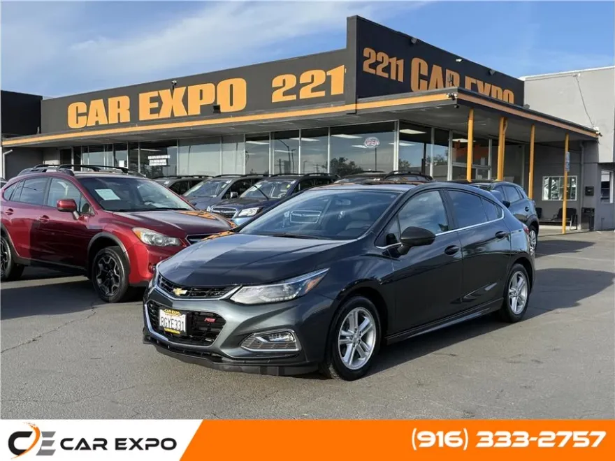 2017 Chevrolet Cruze LT photo 1