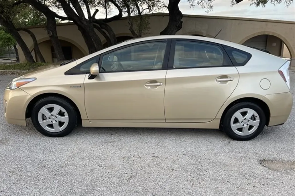 2011 Toyota Prius Three photo 1