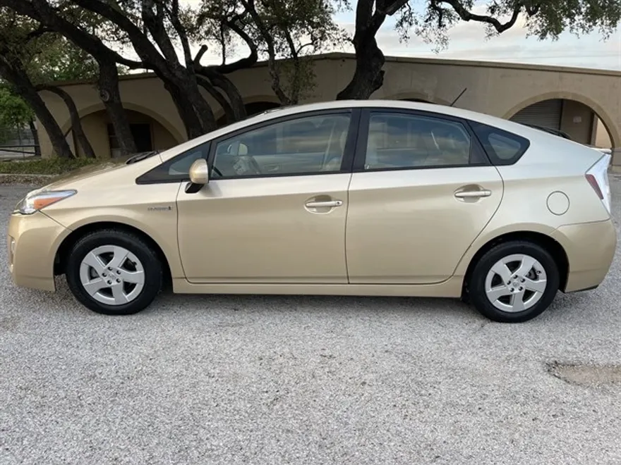 2011 Toyota Prius Three photo 1