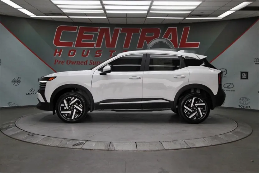2025 Nissan Kicks SV photo 1