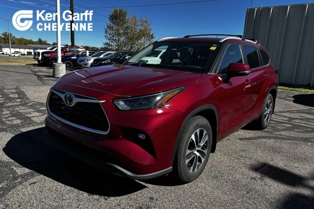 2023 Toyota Highlander L photo 1
