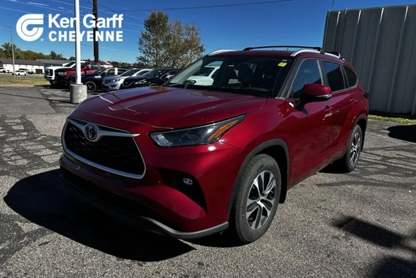 2023 Toyota Highlander L photo 1