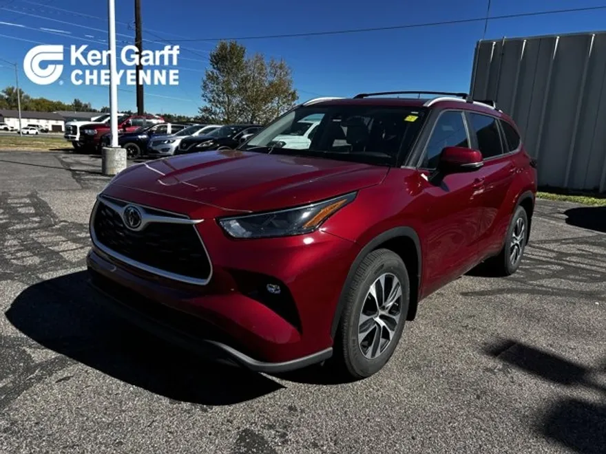2023 Toyota Highlander L photo 1