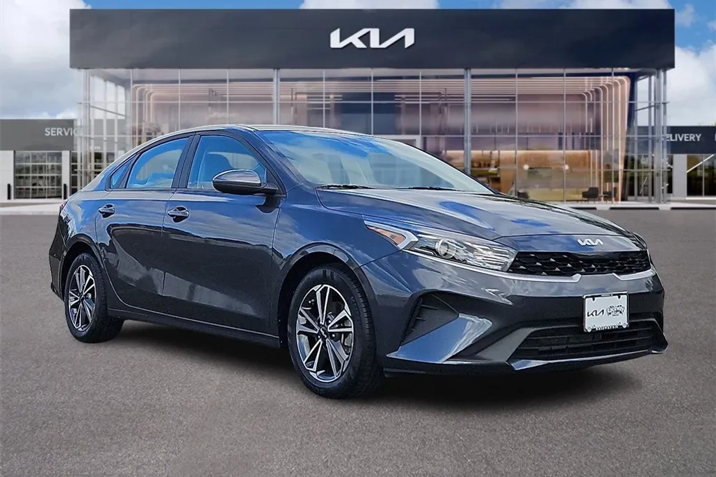 2023 Kia Forte LXS photo 1