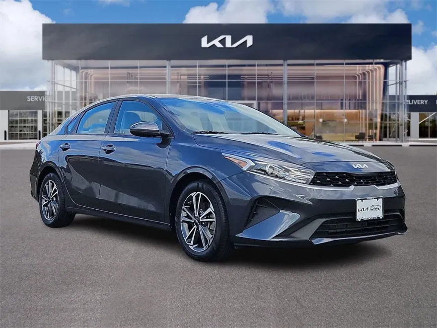 2023 Kia Forte LXS photo 1