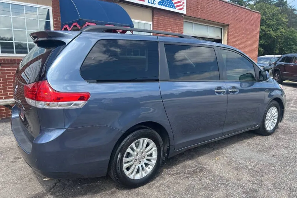 2014 Toyota Sienna XLE photo 1