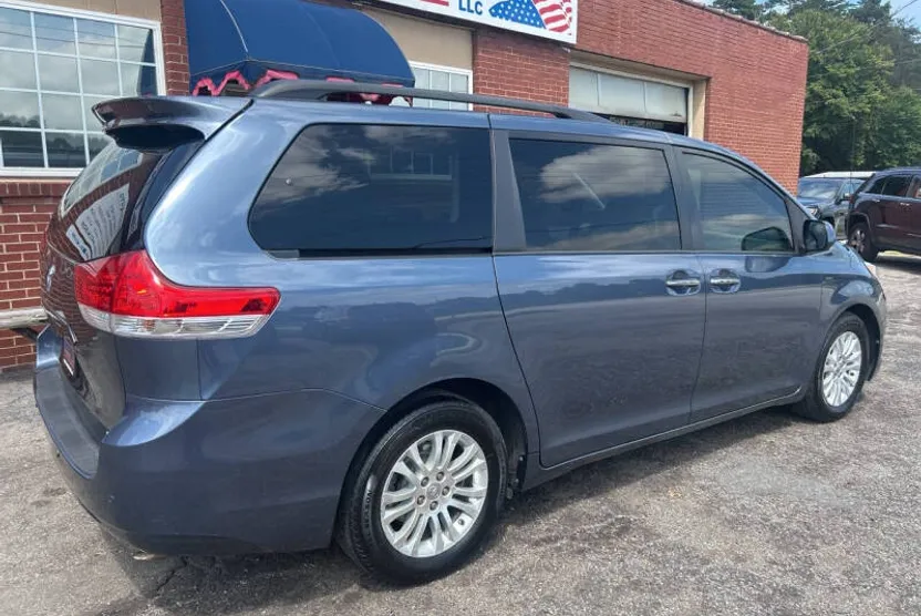 2014 Toyota Sienna XLE photo 1