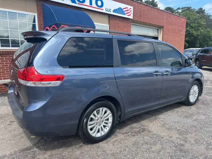 2014 Toyota Sienna XLE photo 1