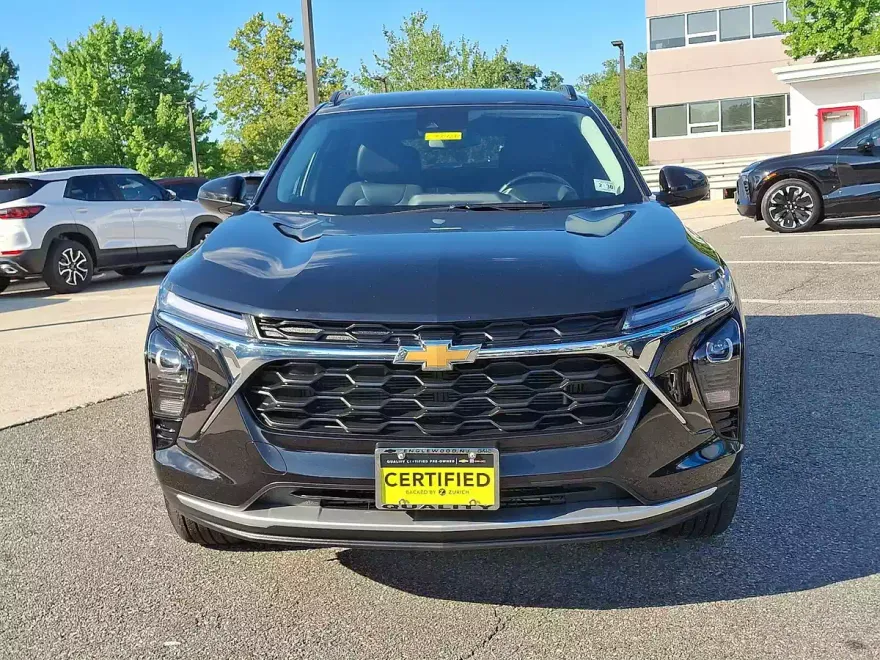2025 Chevrolet Trax LT photo 1