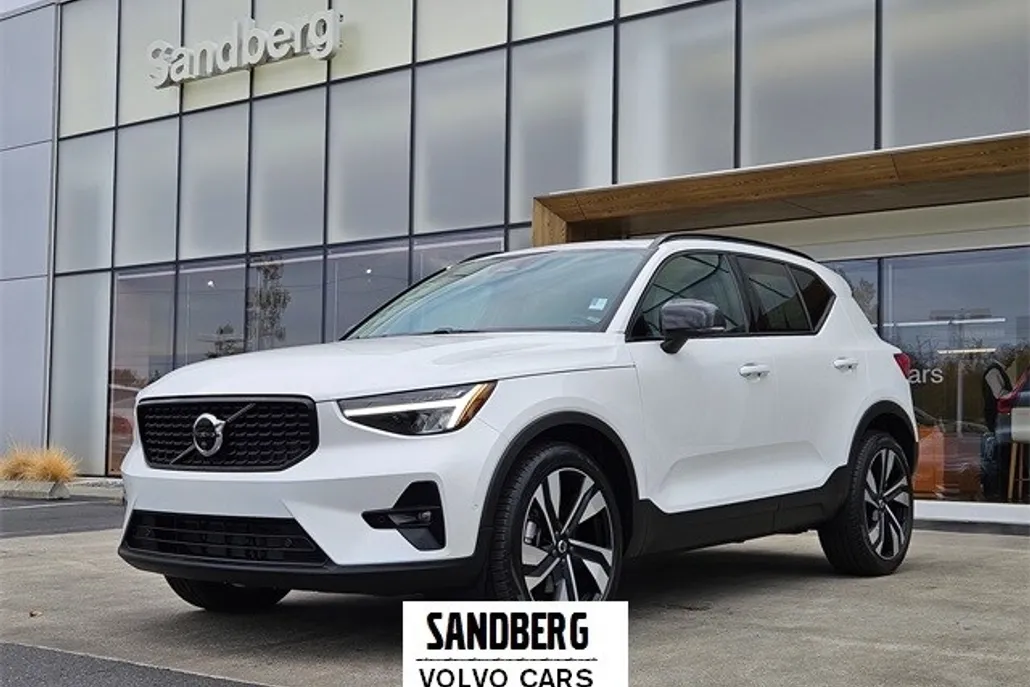 2023 Volvo XC40 AWD Ultimate photo 1