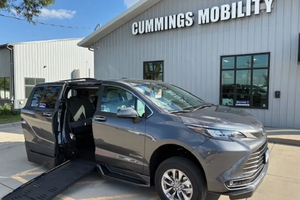 2025 Toyota Sienna XLE photo 1