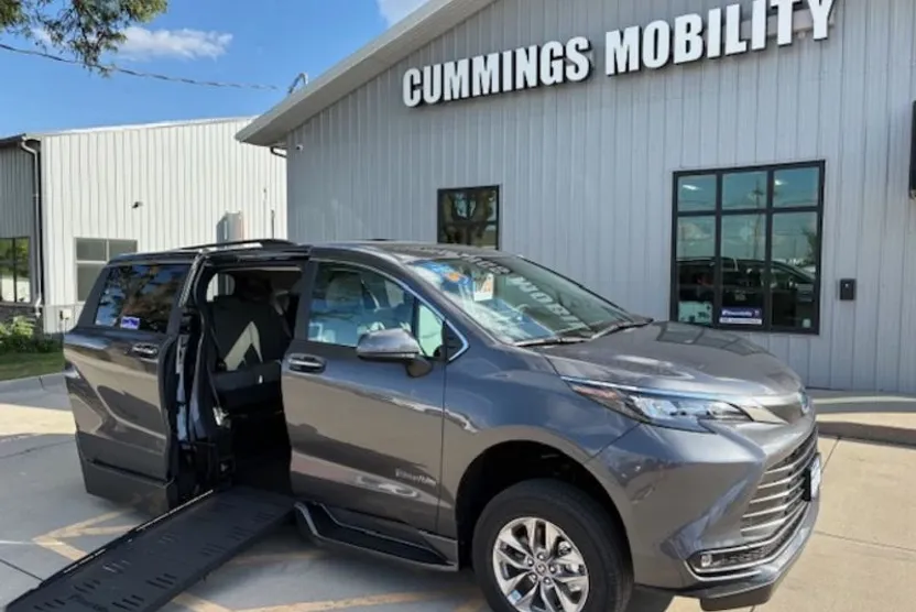 2025 Toyota Sienna XLE photo 1