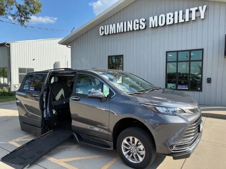 2025 Toyota Sienna XLE photo 1