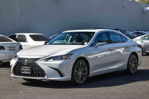 2025 Lexus ES 300h photo 3