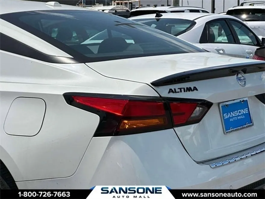 2022 Nissan Altima 2.5 SR photo 8