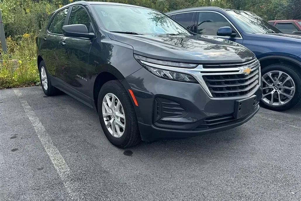 2022 Chevrolet Equinox LS photo 1