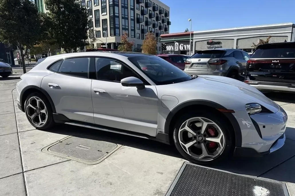 2022 Porsche Taycan Cross Turismo 4S photo 1