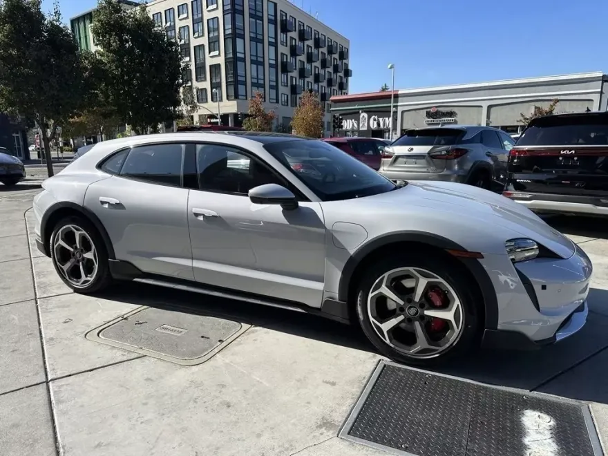 2022 Porsche Taycan Cross Turismo 4S photo 1