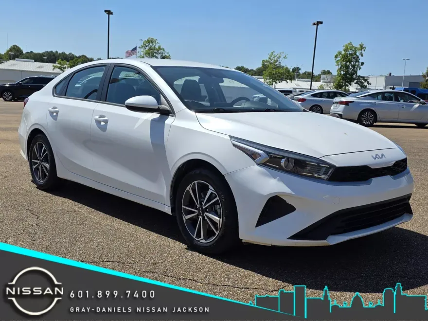 2023 Kia Forte LXS photo 1