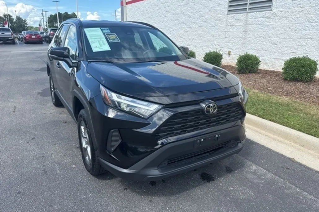 2024 Toyota RAV4 XLE photo 1
