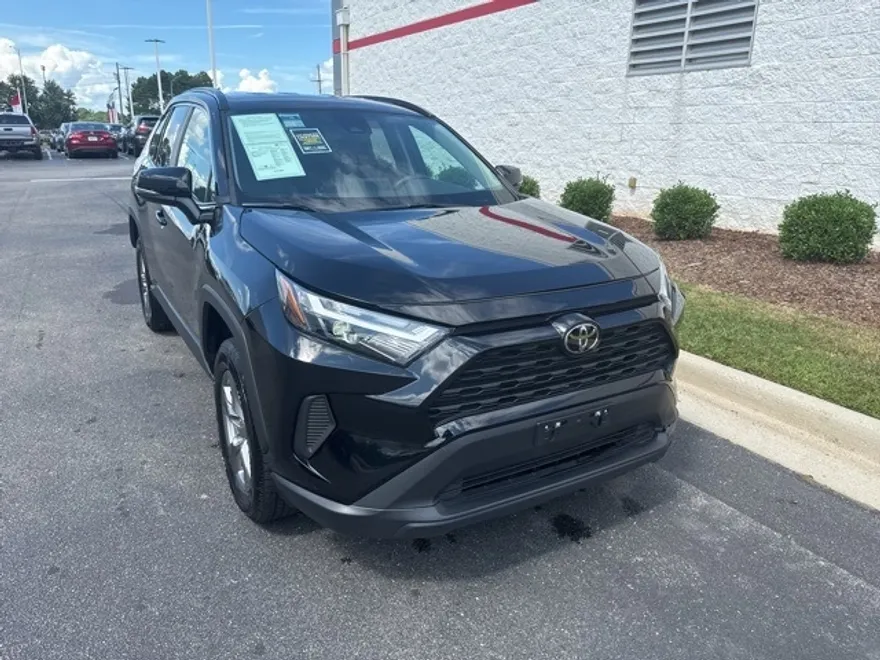 2024 Toyota RAV4 XLE photo 1