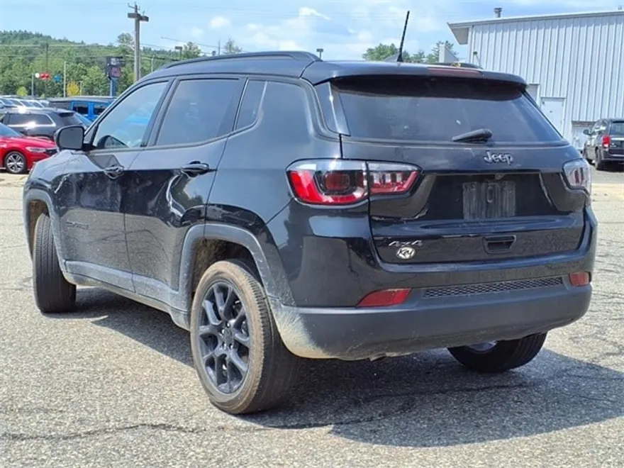 2024 Jeep Compass Latitude photo 1