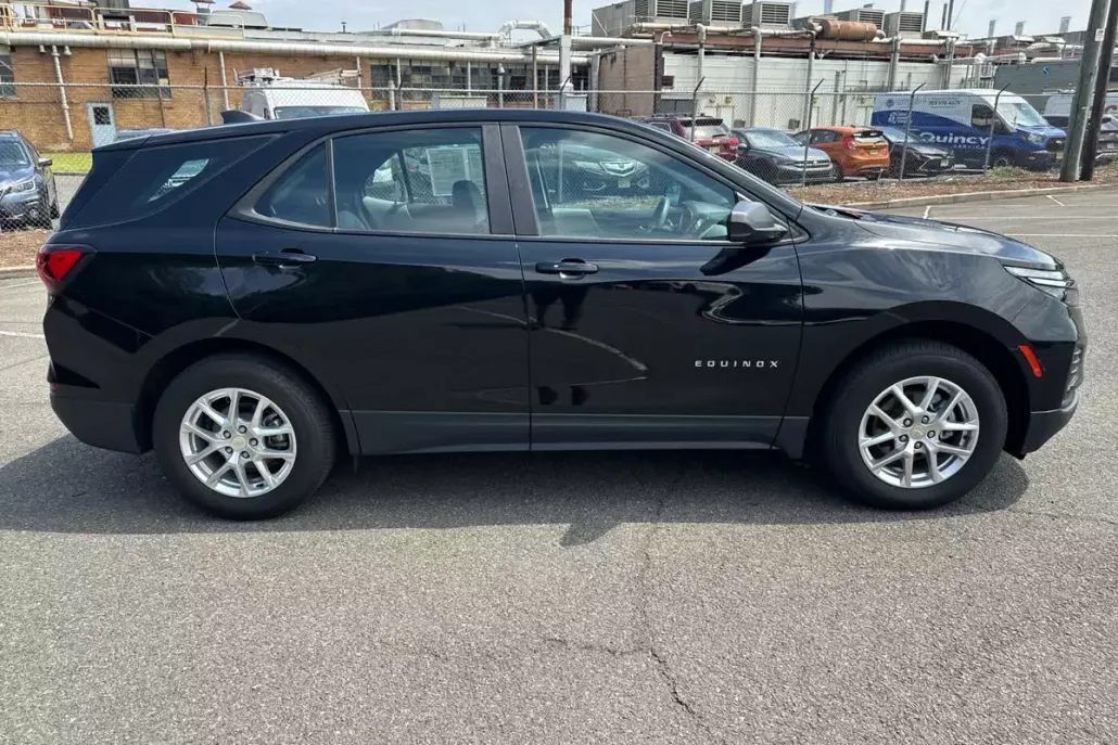2023 Chevrolet Equinox LS photo 1
