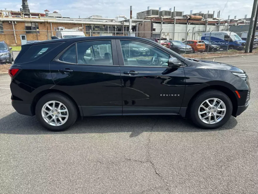 2023 Chevrolet Equinox LS photo 1