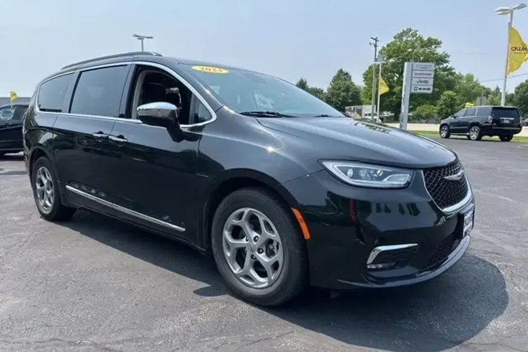 2023 Chrysler Pacifica Limited photo 1