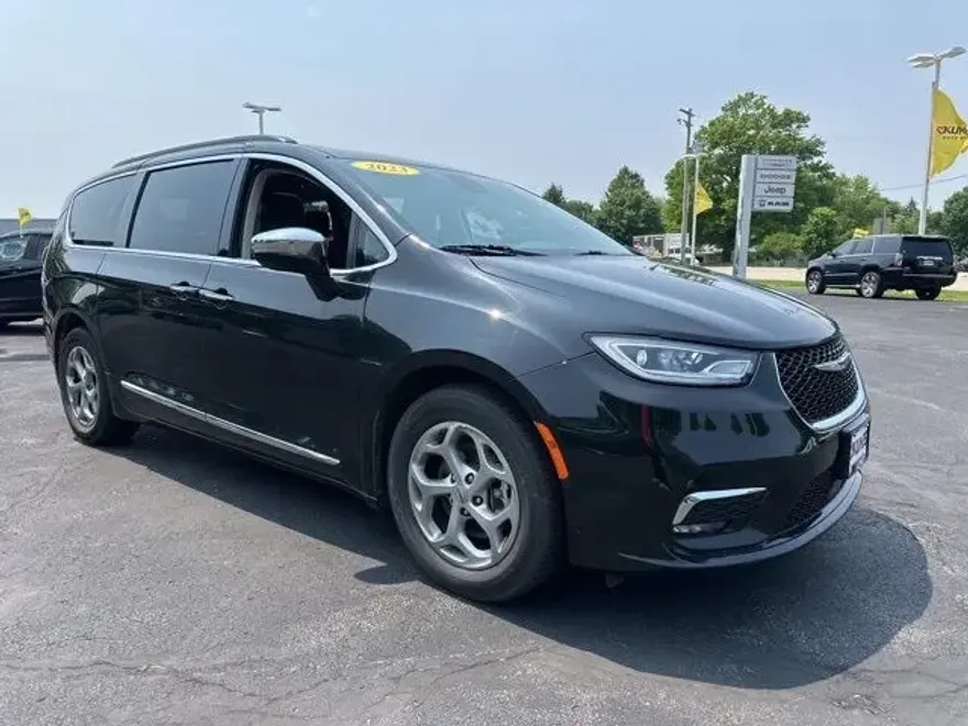 2023 Chrysler Pacifica Limited photo 1