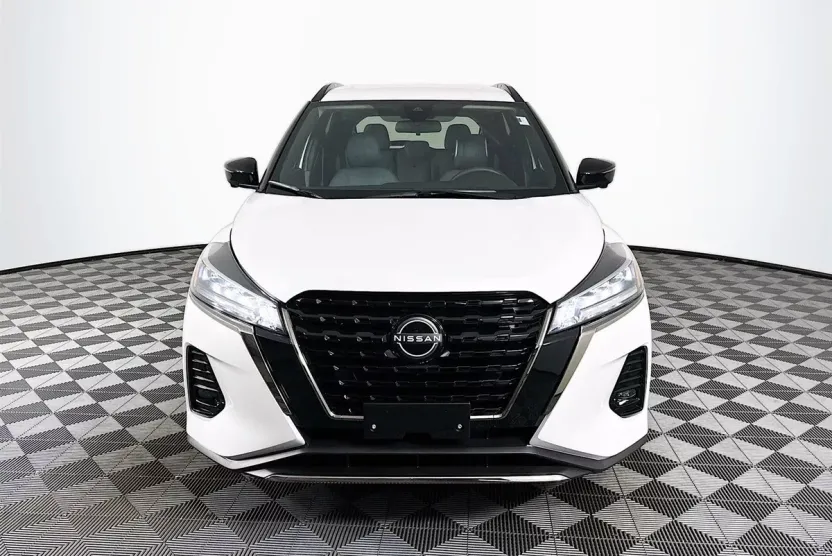 2024 Nissan Kicks SR photo 1