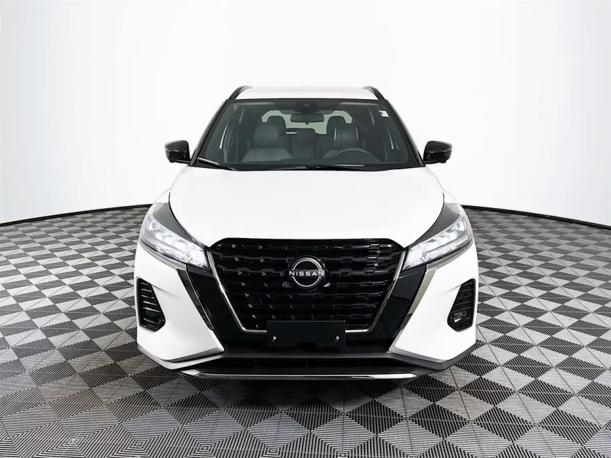 2024 Nissan Kicks SR photo 1