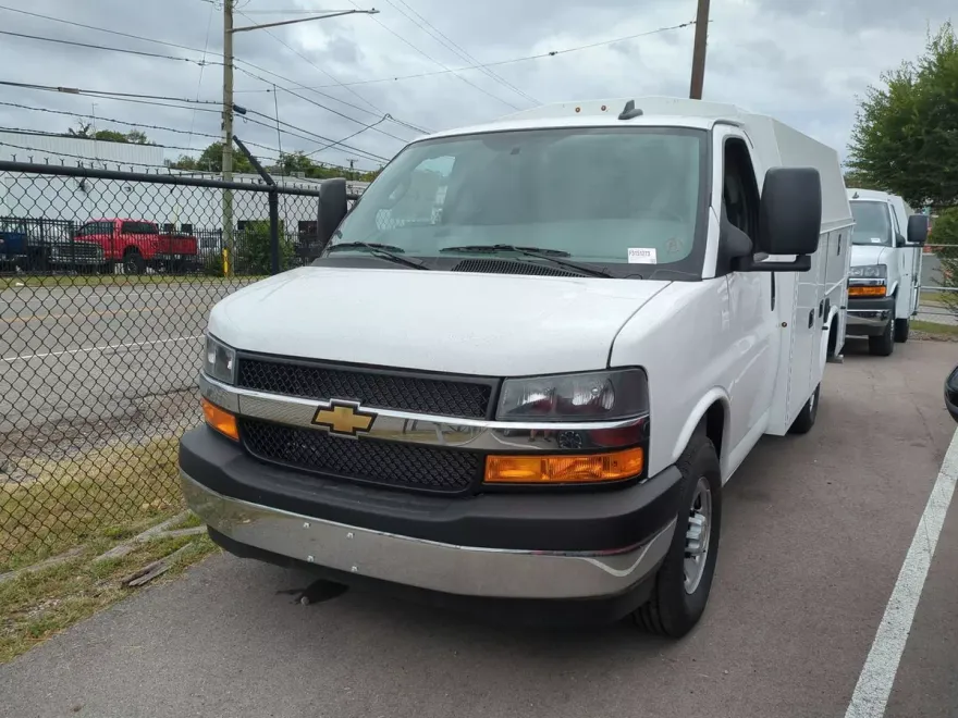 2025 Chevrolet Express Cutaway 3500 photo 1