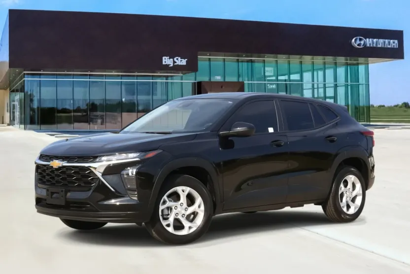 2025 Chevrolet Trax LS photo 1