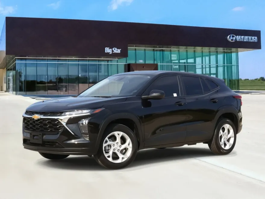 2025 Chevrolet Trax LS photo 1
