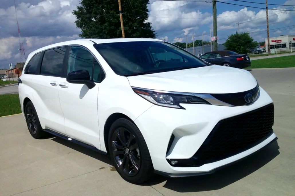 2024 Toyota Sienna XSE photo 1