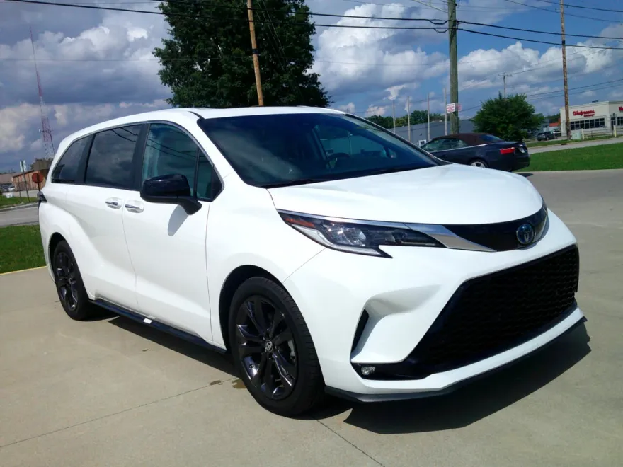 2024 Toyota Sienna XSE photo 1