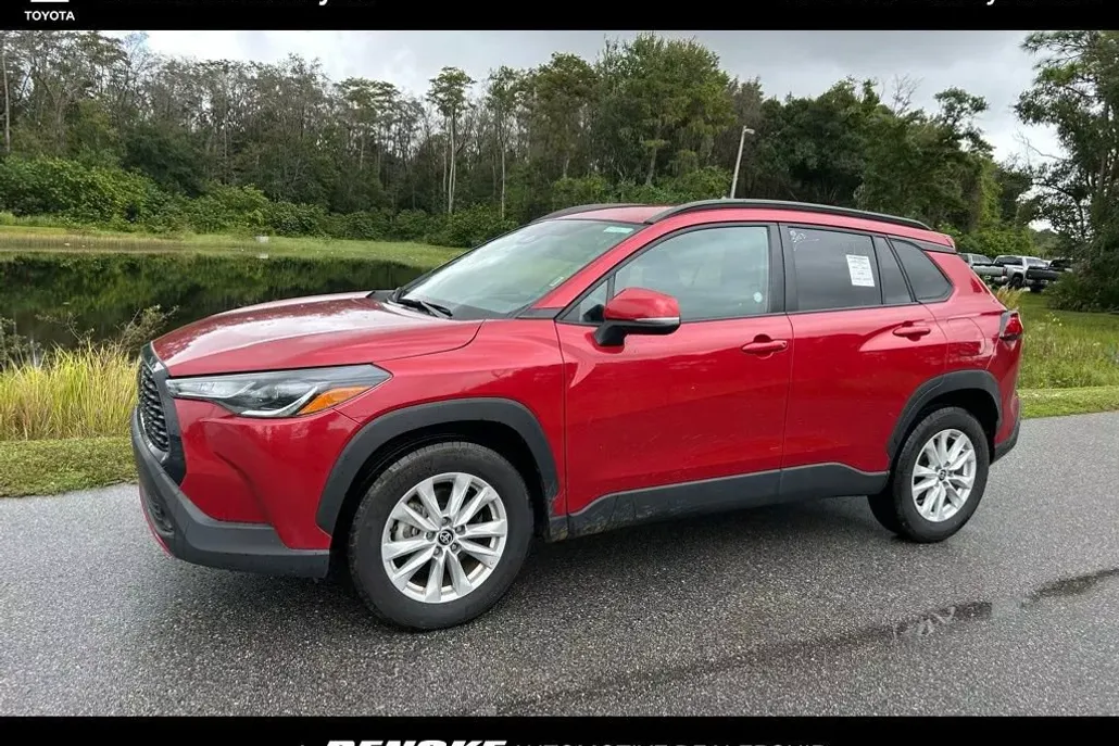 2024 Toyota Corolla Cross LE photo 1