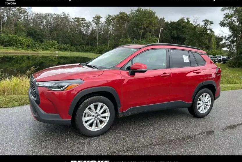 2024 Toyota Corolla Cross LE photo 1