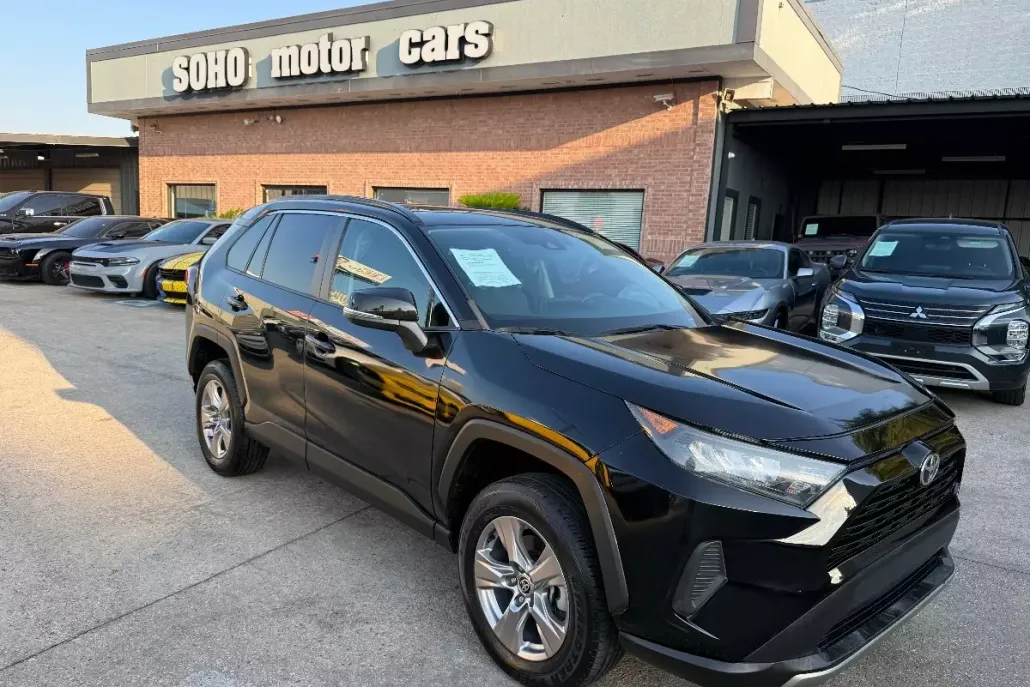 2022 Toyota RAV4 XLE photo 1