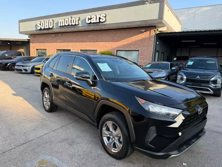 2022 Toyota RAV4 XLE photo 1