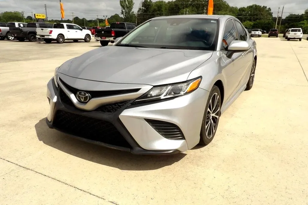 2019 Toyota Camry SE photo 1
