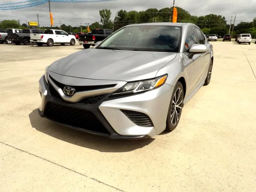 2019 Toyota Camry SE photo 1