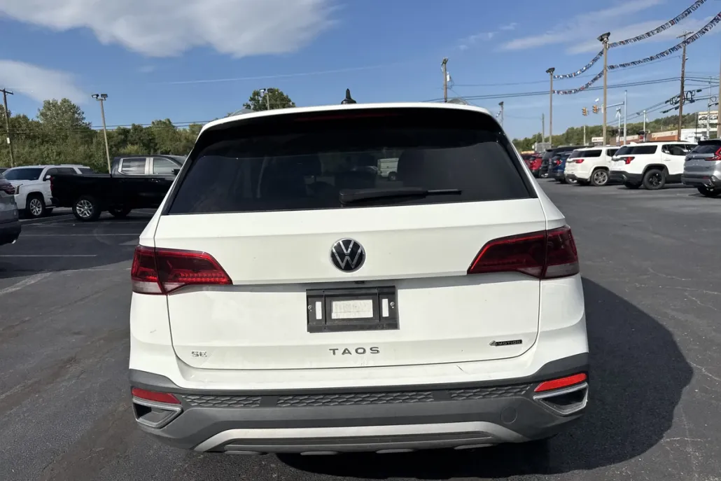 2024 Volkswagen Taos SE photo 1
