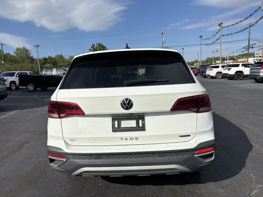 2024 Volkswagen Taos SE photo 1